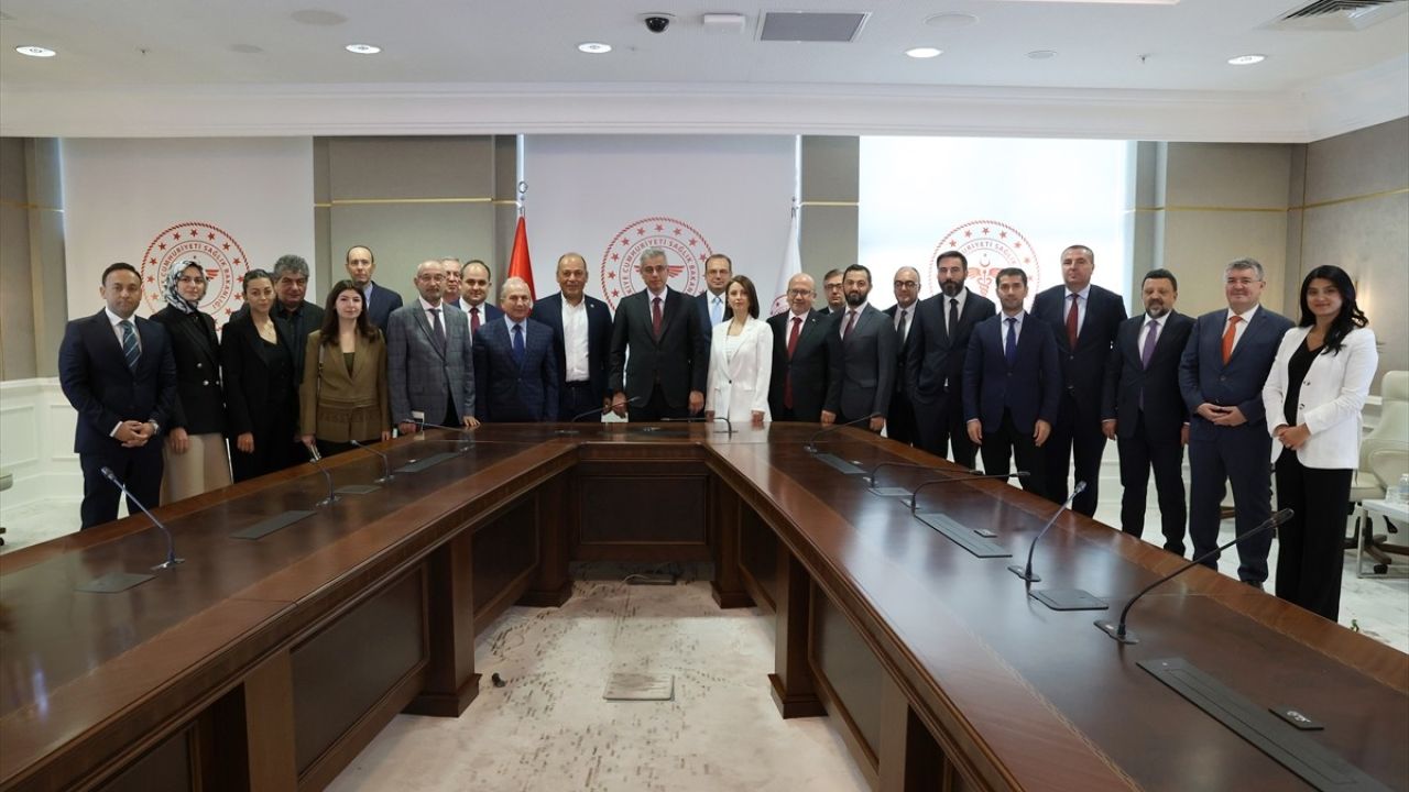 Sağlık Bakanı Memişoğlu'ndan Medya Temsilcilerine Açıklamalar