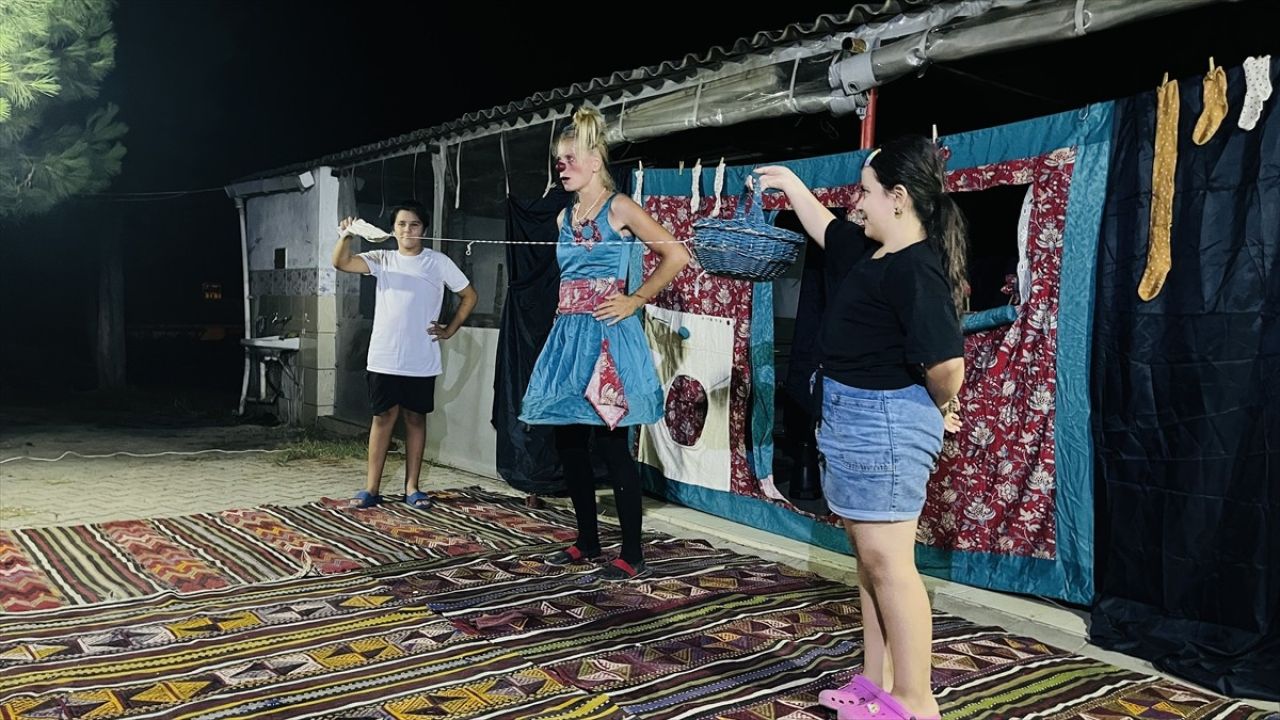 Belçikalı Çiftin Eğlenceli Sokak Tiyatrosu Gösterisi Çanakkale'de