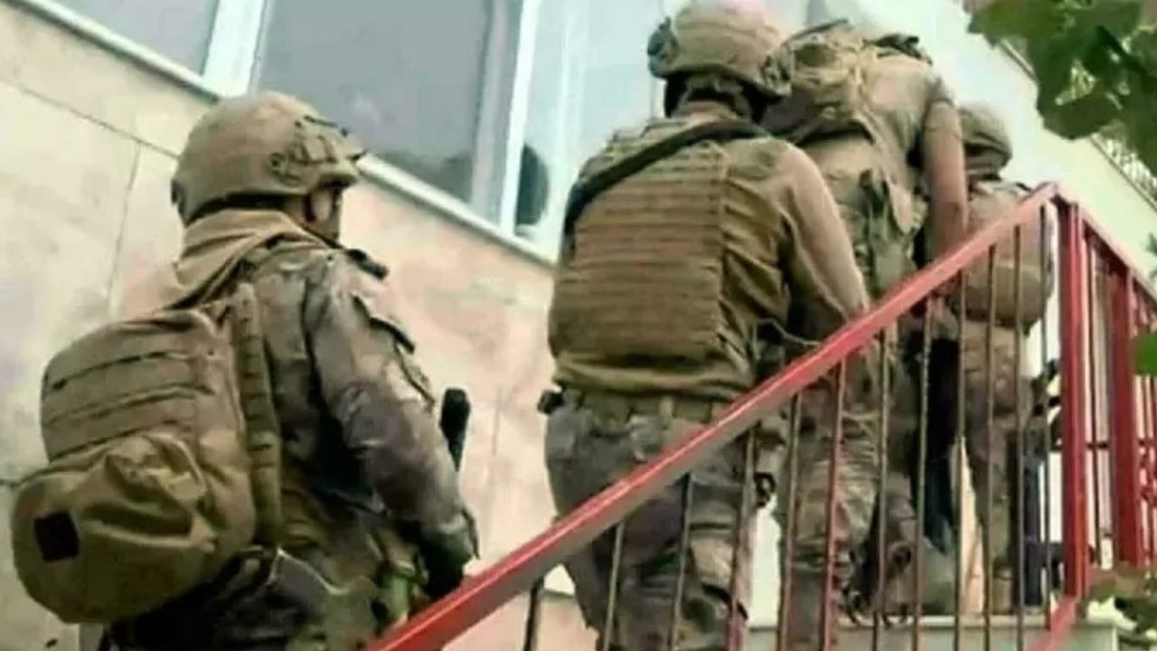 İzmir polisinden 'ByLock' operasyonu: 12 FETÖ üyesine gözaltı