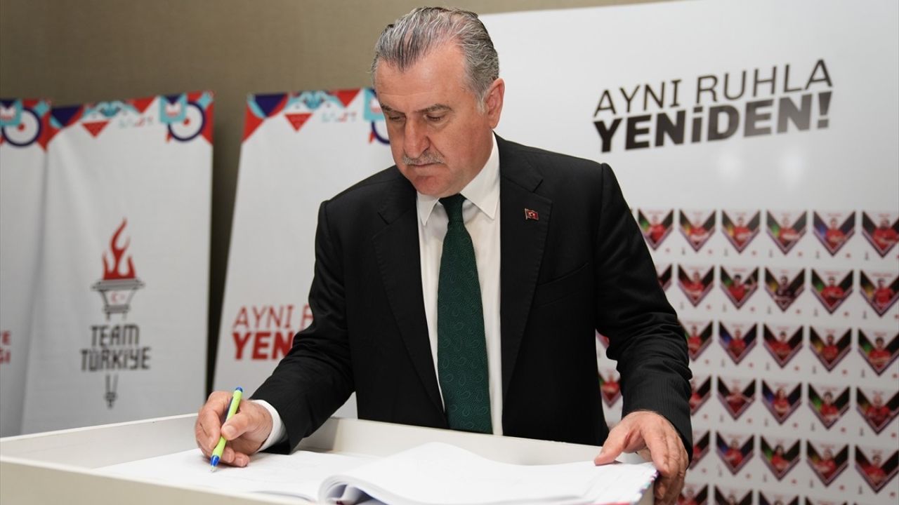Bakan Bak, Paralimpik Sporcuları Paris'e Uğurladı