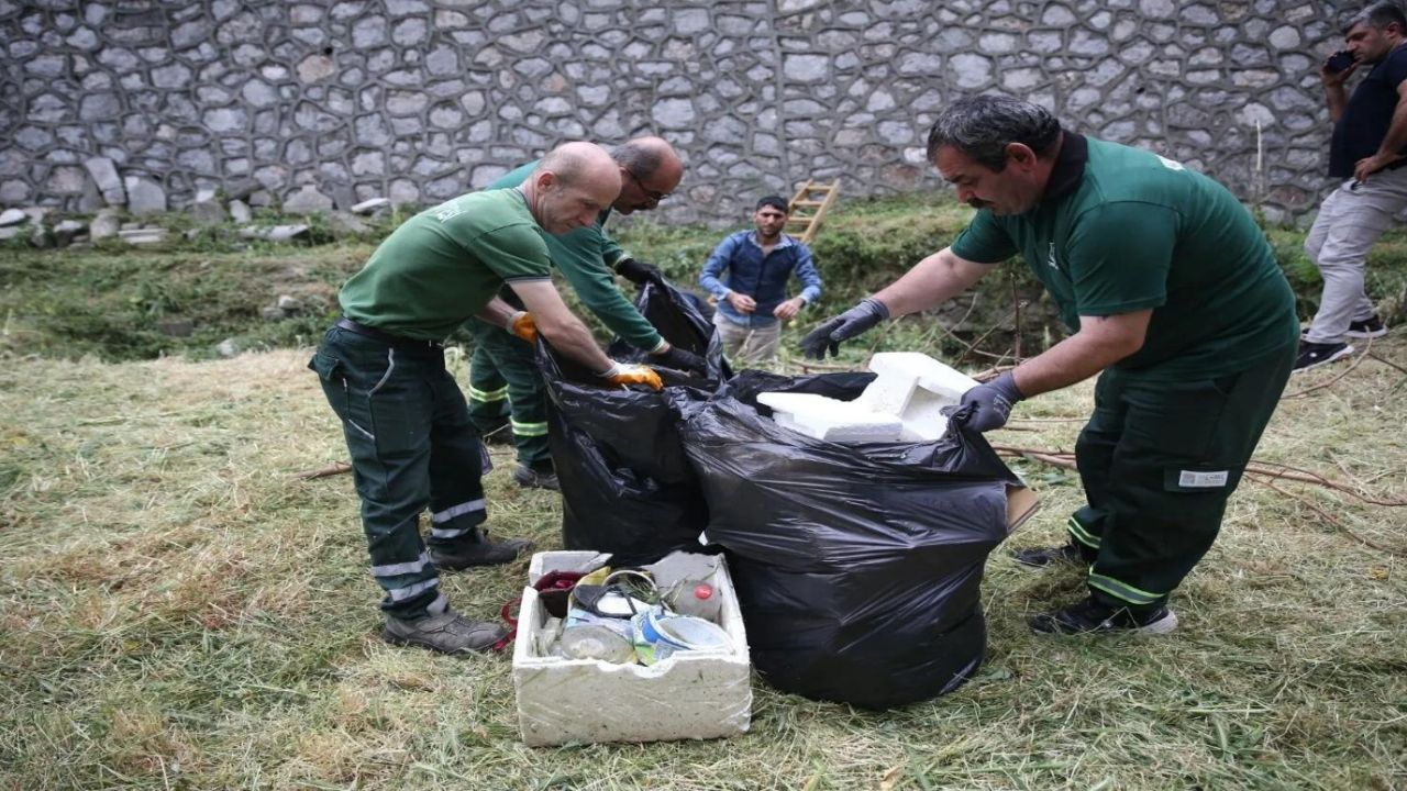 Başkan Mutlu talimat verdi, Basmane'de temizlik başladı