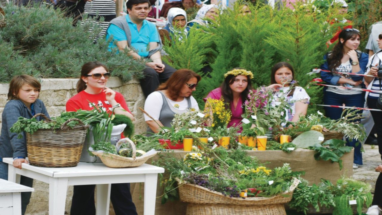 Alaçatı Ot Festivali'nde yemekler ve otlar konuştu