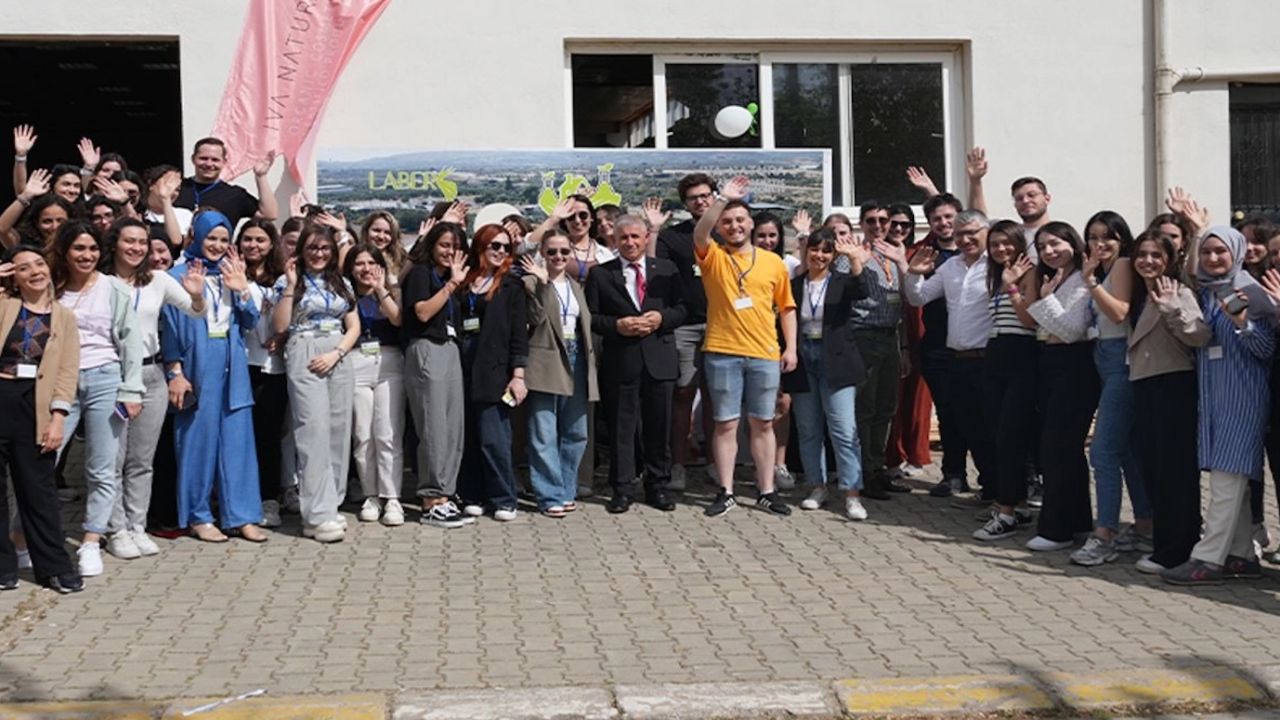 İzmirli öğrenciler için krem ve esans etkinliği düzenlendi