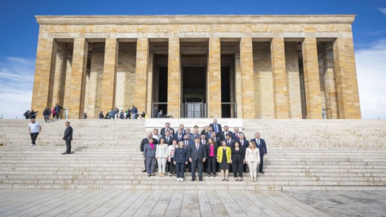 İzmir Büyükşehir Belediye Başkanı Cemil Tugay Anıtkabir'i ziyaret etti