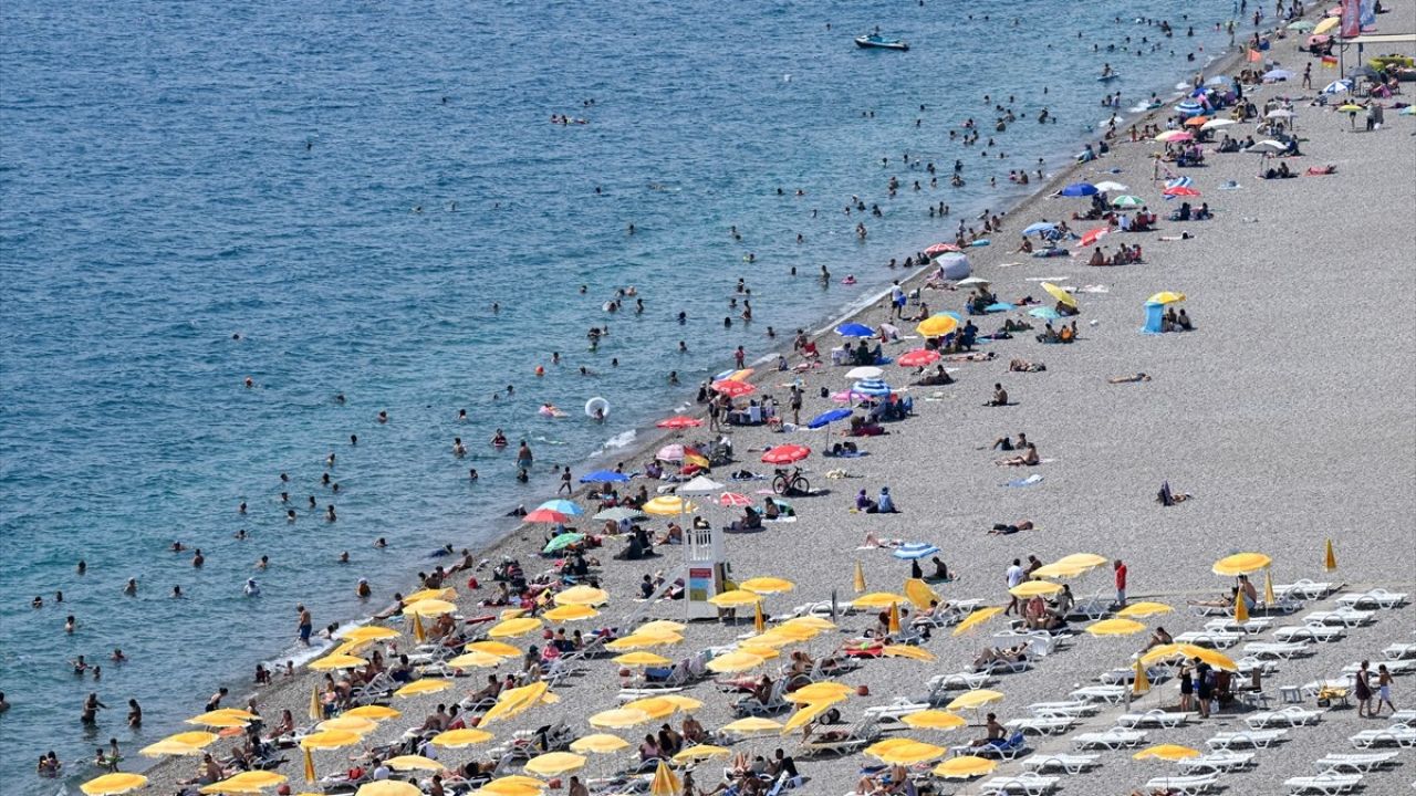 Antalya'da Sıcakların Etkisiyle Sahiller Dolup Taşarken