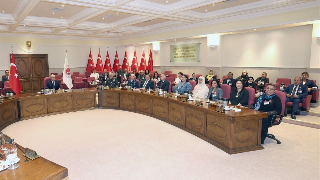 Milli Savunma Bakanı Güler'den Karabağ Şehitlerine Saygı Ziyareti
