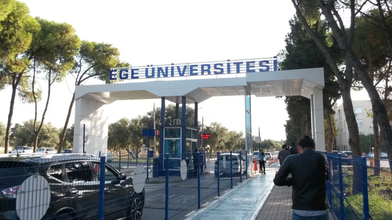 Öğrencilerden Ege Üniversitesi rektörüne 23 Nisan ziyareti