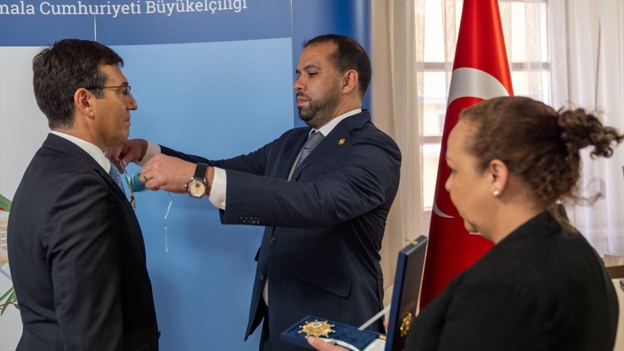 Ankara'da Büyükelçi Aytun'a Quetzal Nişanı Verildi