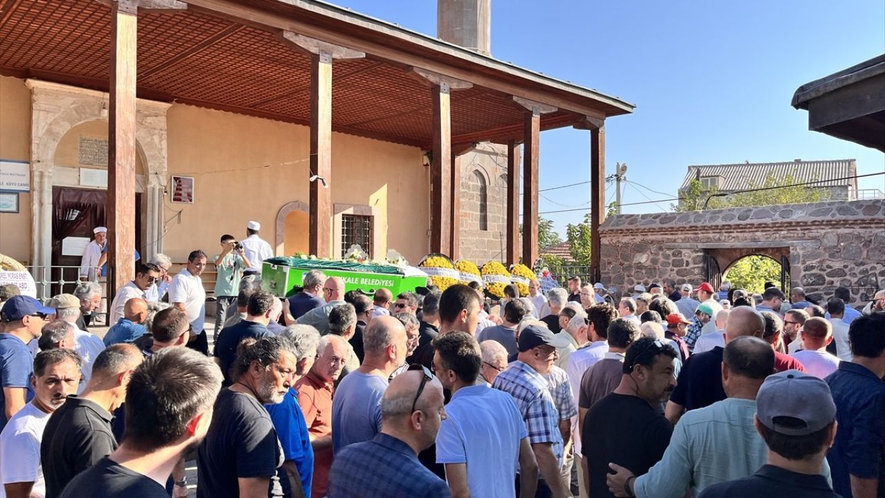 Arkeolog Prof. Dr. Ahmet Coşkun Özgünel'in Cenazesi Çanakkale'de Toprağa Verildi