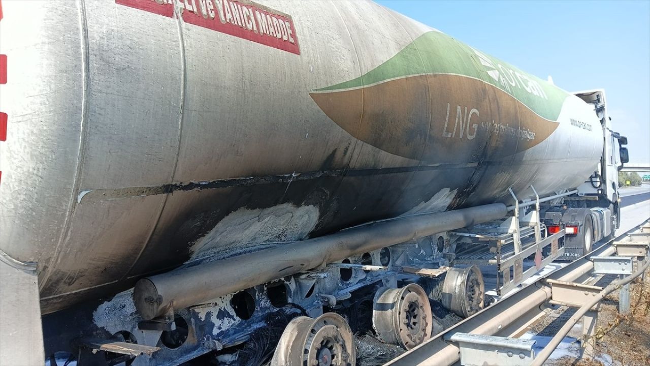 Mersin'de LNG Yüklü Tır Yangını Kontrol Altına Alındı