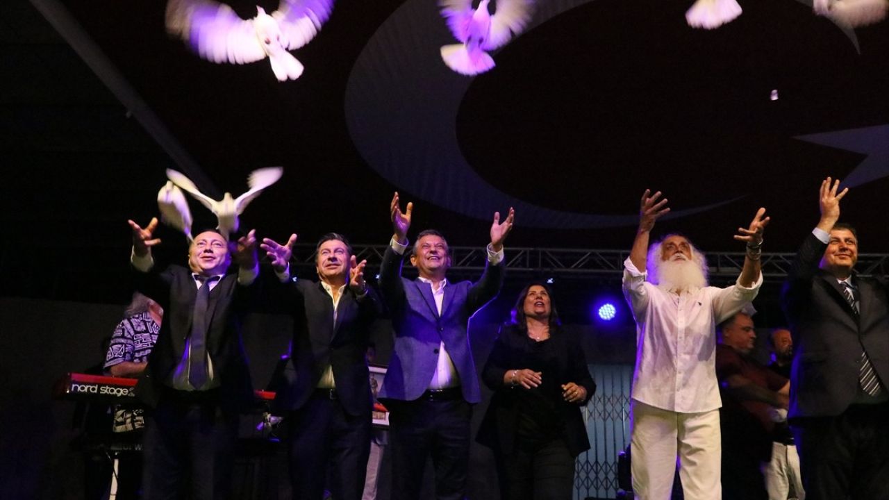 Özgür Özel, Suavi'nin Konserine Destek Verdi