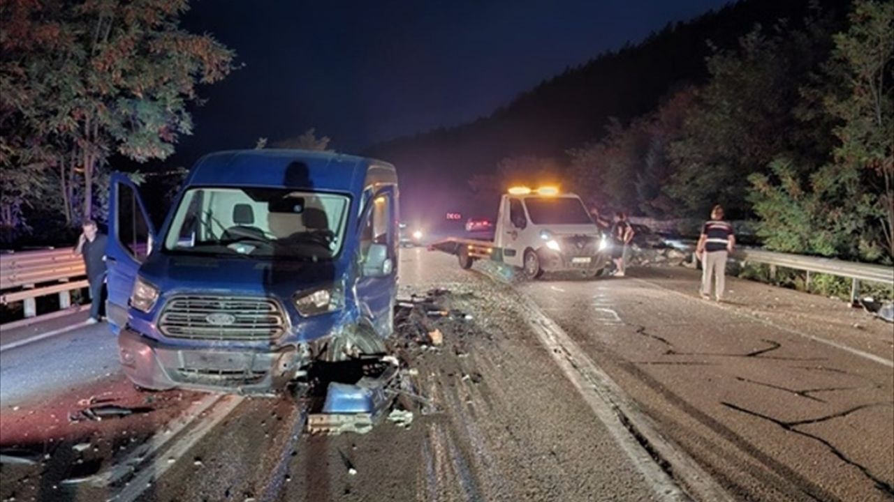 Sinop’ta Otomobil ve Minibüs Çarpıştı: 2 Yaralı