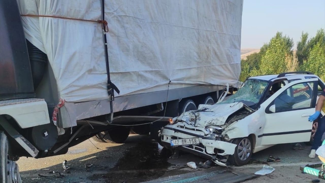 Konya'da Otomobil Kamyona Çarptı: 3 Ölü, 2 Yaralı