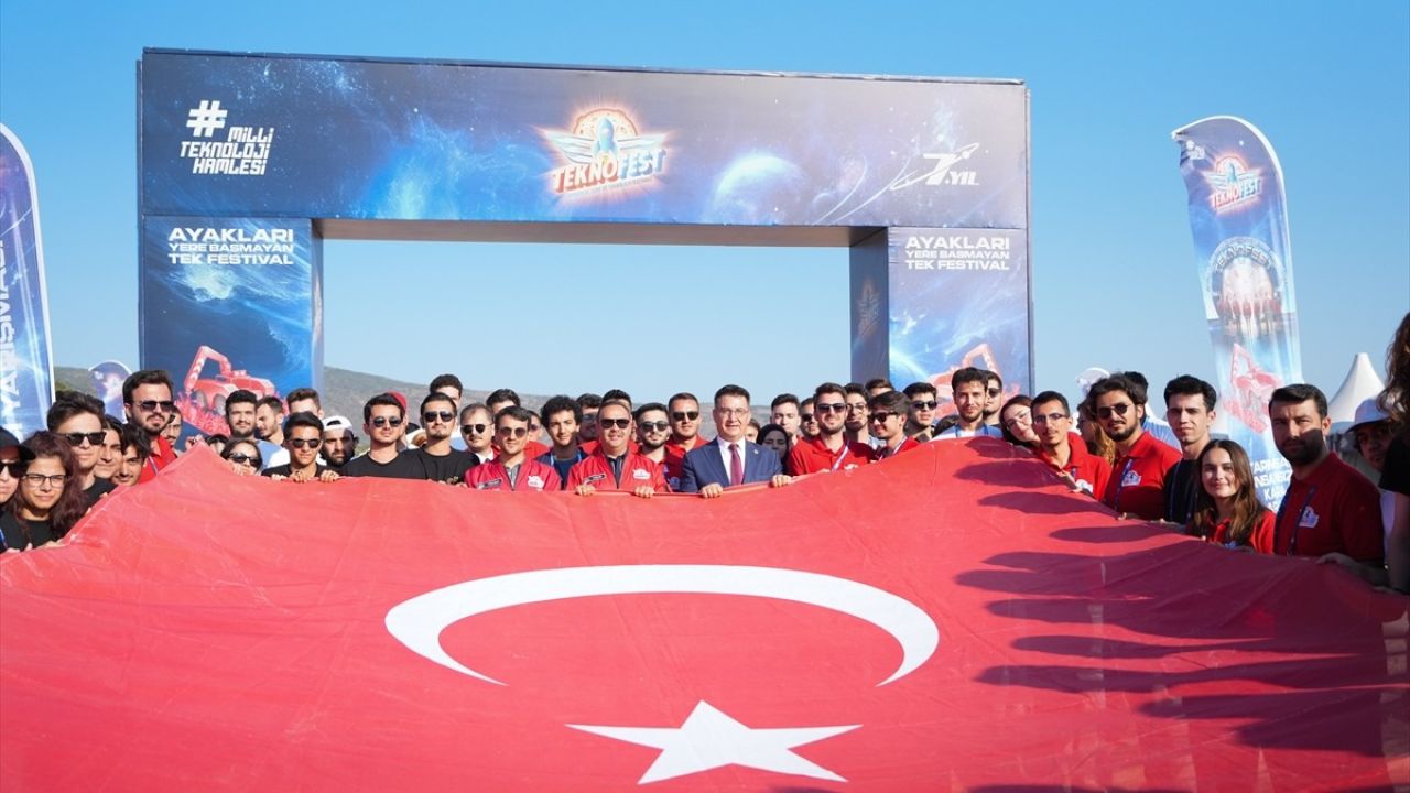 Bakan Kacır, İzmir'de Gençlerle 30 Ağustos Zafer Bayramı'nı Kutladı