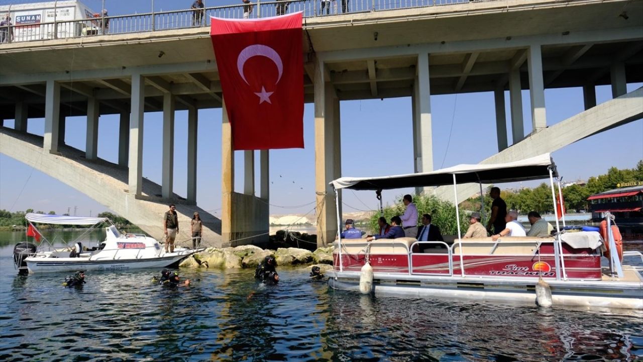 Fırat Nehri'nde Türk Bayrağı ile 30 Ağustos Kutlaması