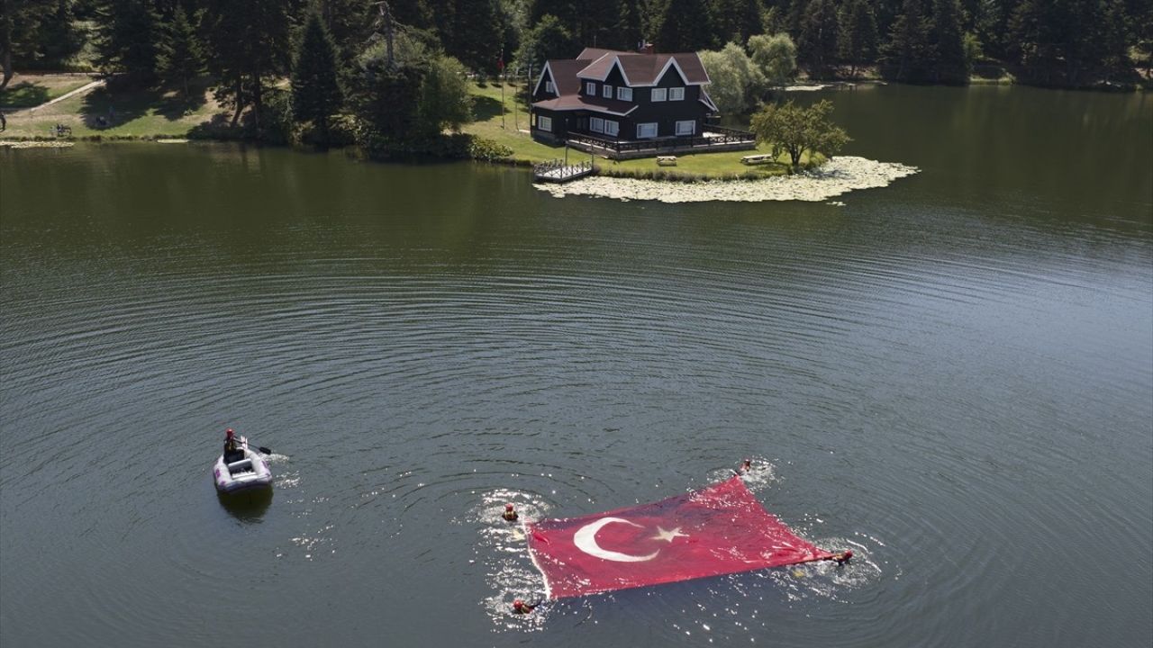 Bolu'da 30 Ağustos Zafer Bayramı Göl Yüzeyinde Kutlandı