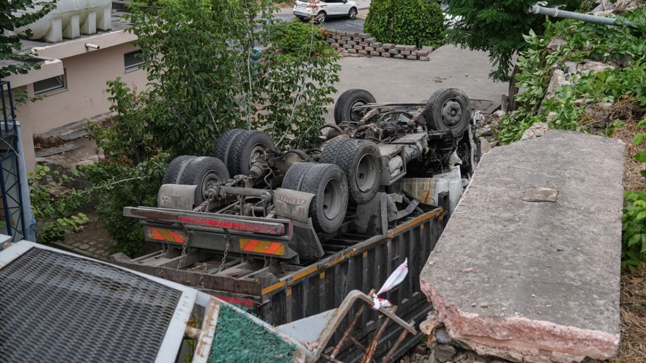 Başakşehir'de Kamyonet Bahçeye Düşerek Sürücüsü Sıkıştı