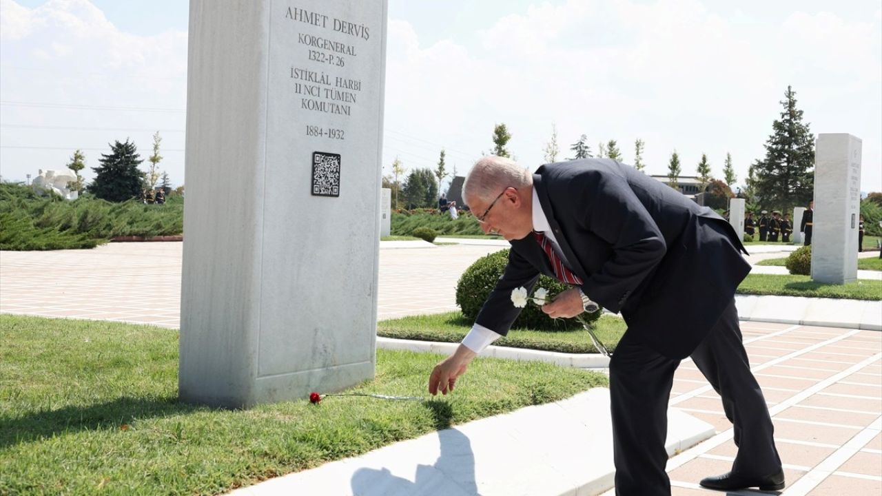 Milli Savunma Bakanı Güler, Devlet Mezarlığı'nı Ziyaret Etti