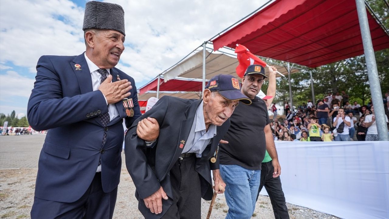 95 Yaşındaki Kore Gazisi 30 Ağustos Töreninde Halkı Selamladı