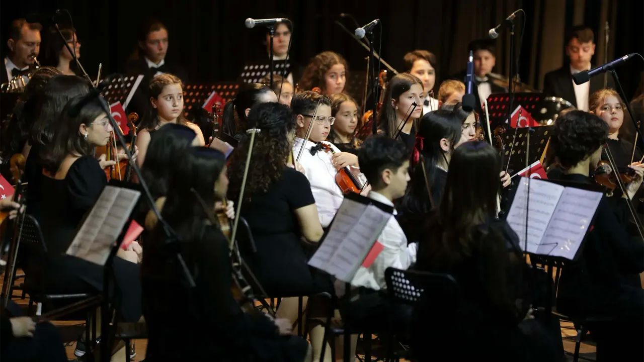 Narlıdere Belediyesi Çocuk Senfoni Orkestrası 23 Nisan'a özel konser verdi