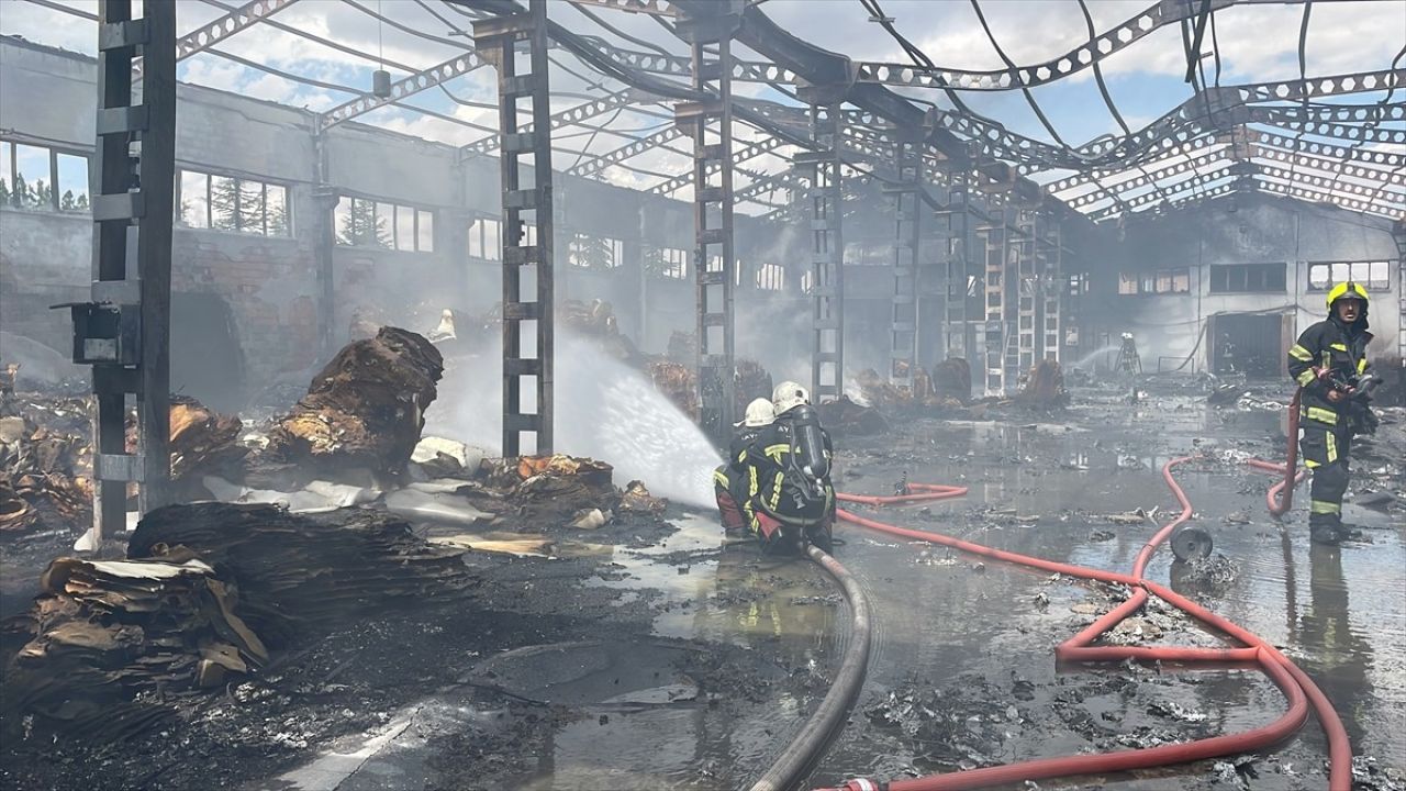 Kayseri'deki Sünger Fabrikasında Yangın Kontrol Altına Alındı