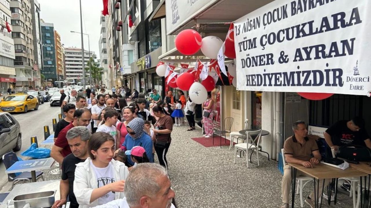 İzmir'de 23 Nisan'a özel çocuklara bedava döner dağıtıldı