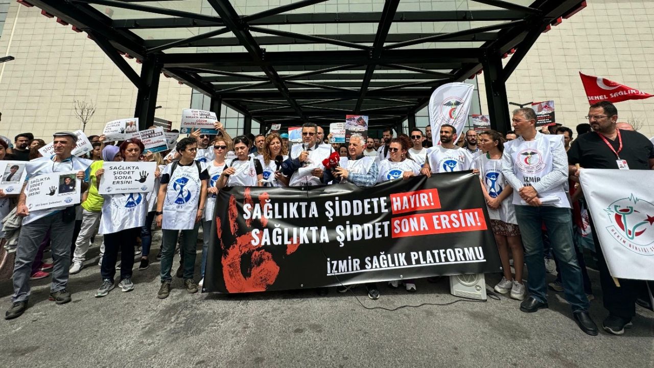 İzmir'de sağlık çalışanları sağlık şiddetine karşı ayaklandı