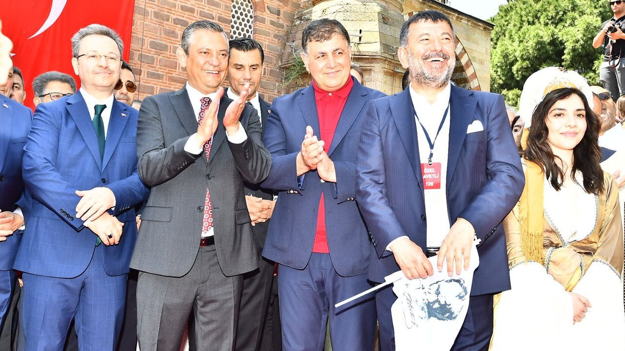 Başkan Cemil Tugay, Manisa'daki Mesir Macunu Festivali'ne katıldı