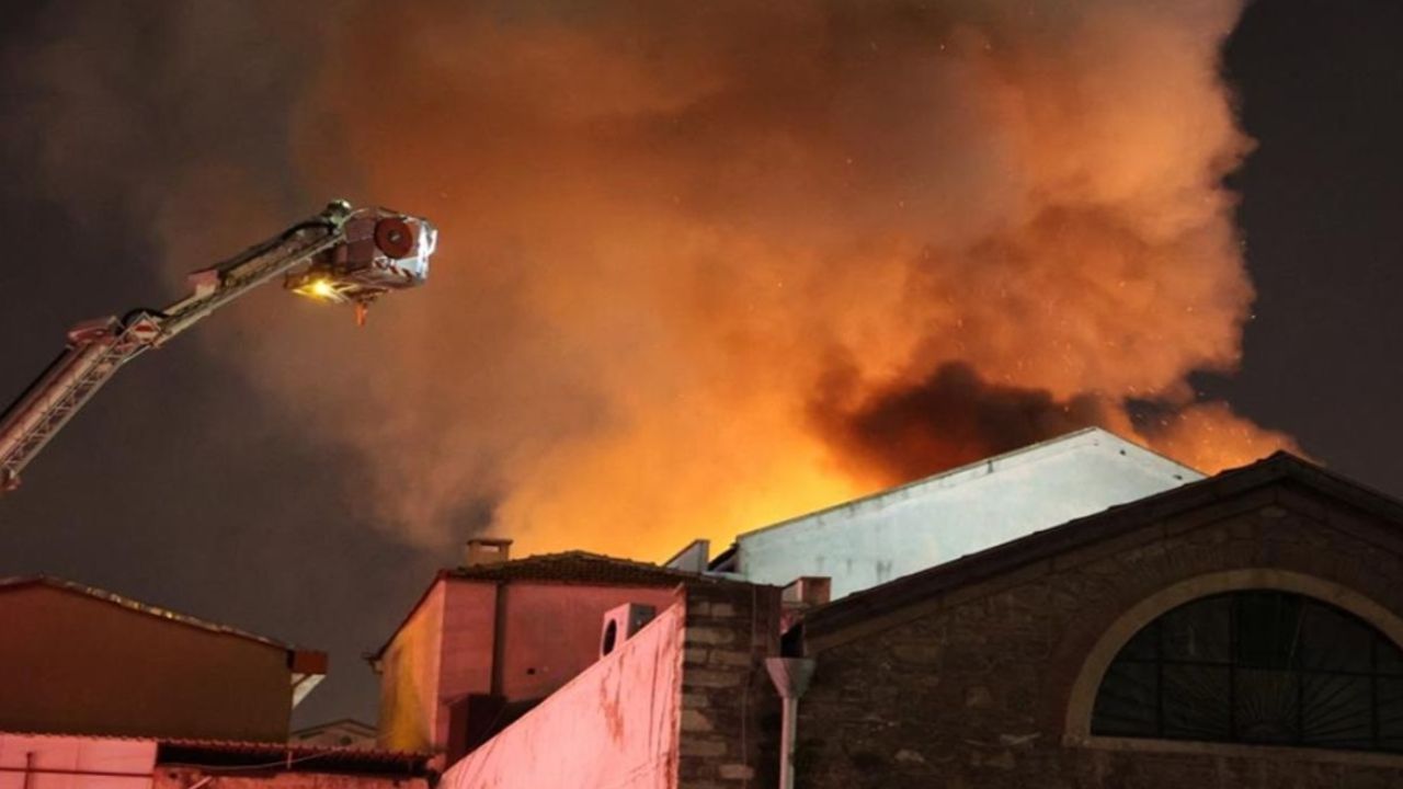 İzmir'deki tarihi Kemeraltı Çarşısı'nda dev yangın