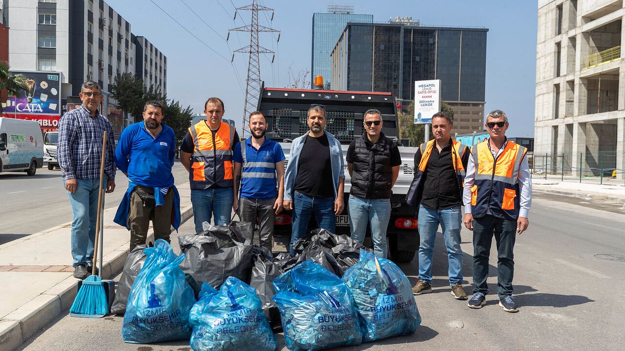 İzmir Büyükşehir Belediyesi sokaklardan her gün tonlarca çöp topluyor