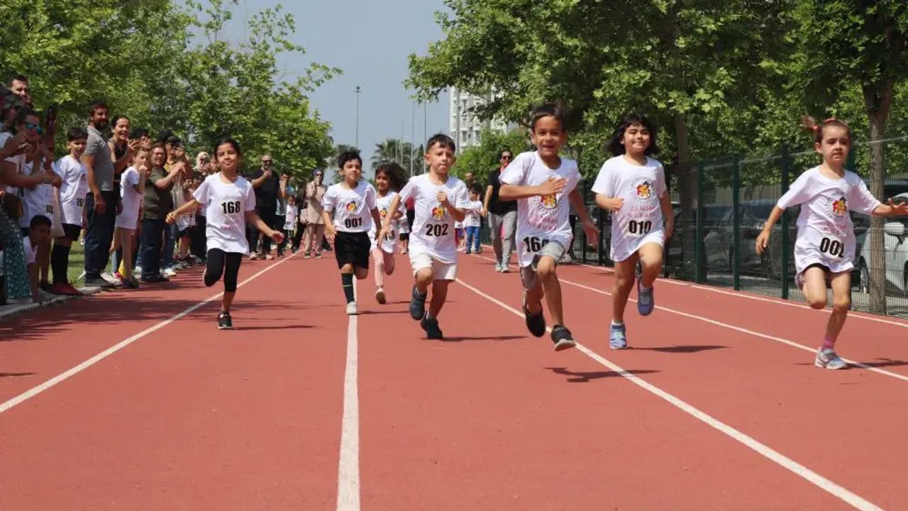 İzmir'de 4-15 yaş arası çocuklar kanser hastası çocuklar için koştu