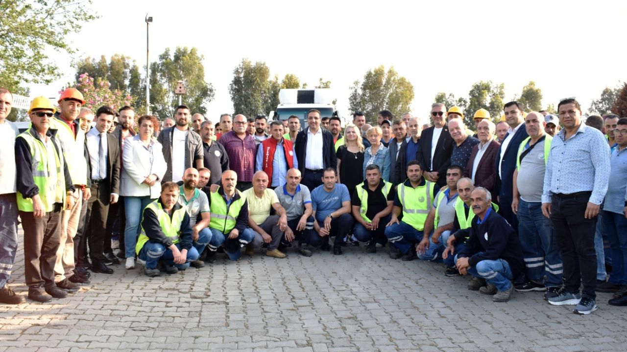 Balçova'da 1 Mayıs sevinci temizlik personelleriyle yaşandı