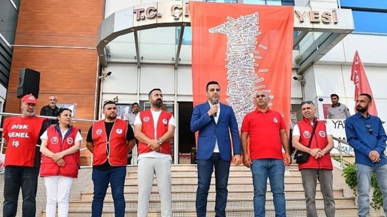 Çiğli'de 1 Mayıs kutlamaları: Başkan Yıldız belediye çalışanlarıyla bir araya geldi