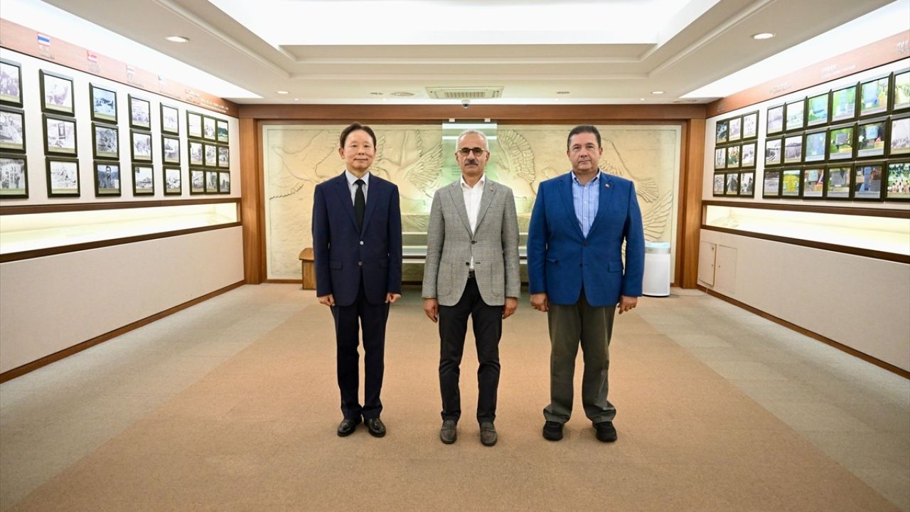 Bakan Uraloğlu, Kore'deki Anıt Mezarlığı Ziyaret Etti