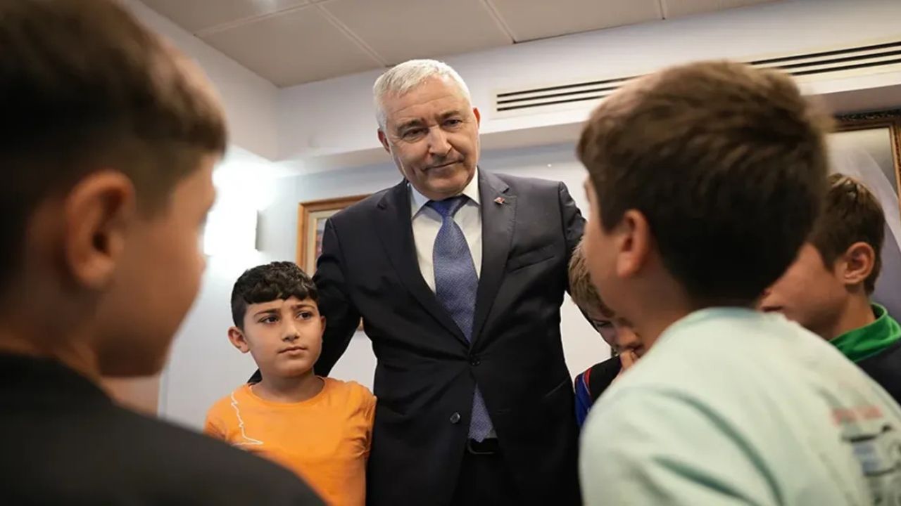 Başkan Türkmen çocuklara futbol sahası sözü verdi