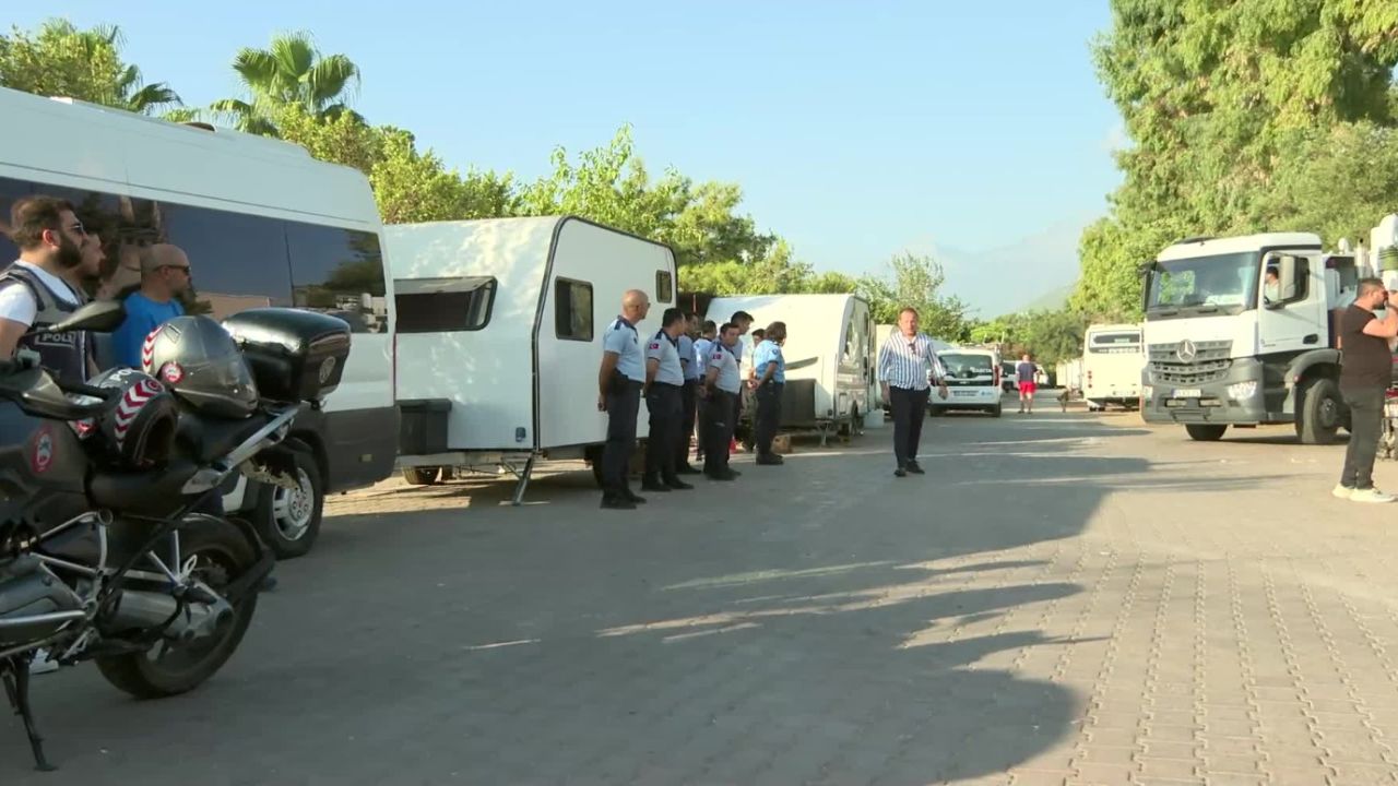 İzmir'de yol kenarındaki karavanlar bir bir kaldırılıyor