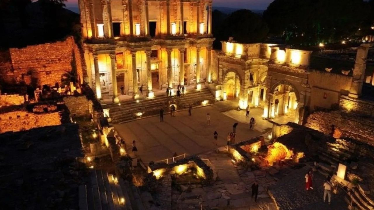 Efes Antik Kenti gece ziyaretlerine açıldı
