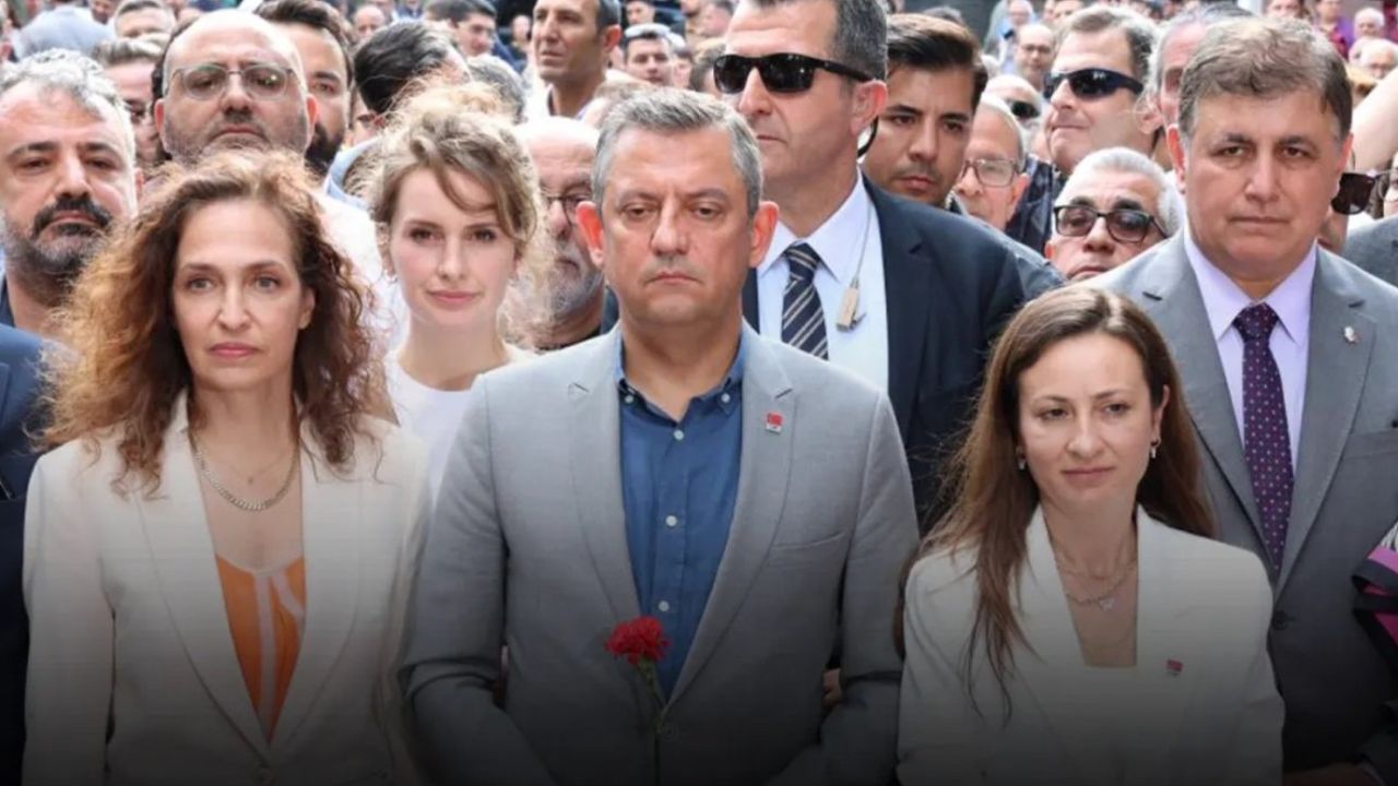 CHP Genel Başkanı Özgür Özel, Zübeyde Hanım'ın kabrini ziyaret etti