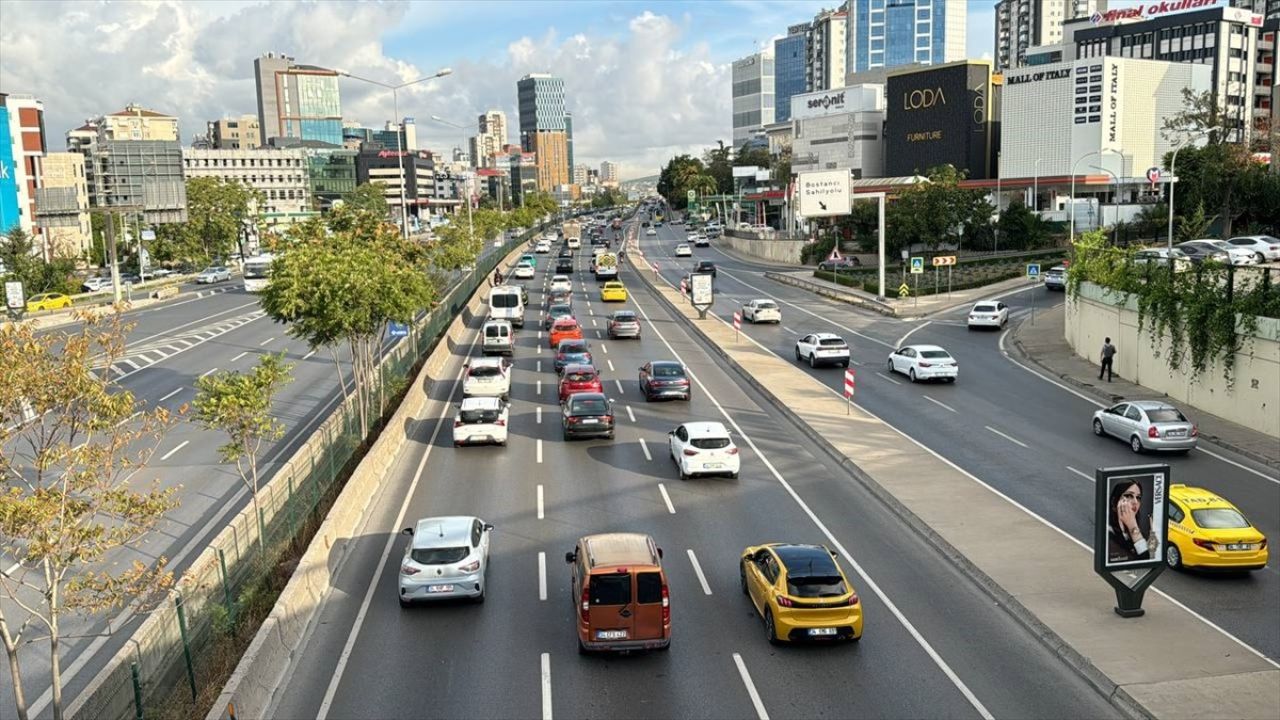 İstanbul'da Cuma Trafik Yoğunluğu Zirveye Ulaştı