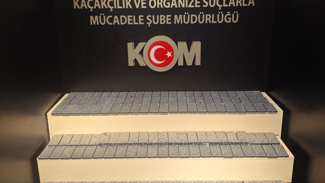 Van'da Minibüste 296 Kaçak Cep Telefonu Yakalandı