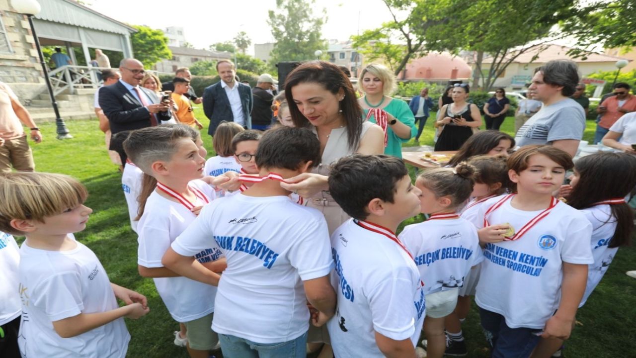 Başkan Filiz Yarımada Oyunlarına katılan sporcularla bir araya geldi
