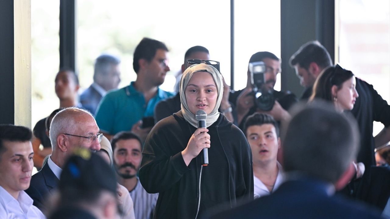 Cumhurbaşkanı Yardımcısı Yılmaz, Gençlerle Buluştu: Gelecek İçin İşbirliği Vurgusu