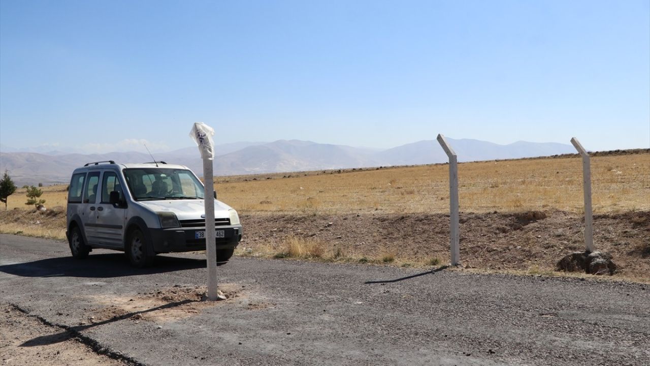 Niğde'de Tarla Yolu Kapandı: Sürücüler Çaresiz Kaldı