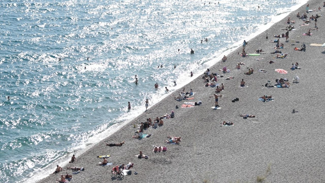 Antalya'da Sıcak Hava Etkisini Sürdürüyor