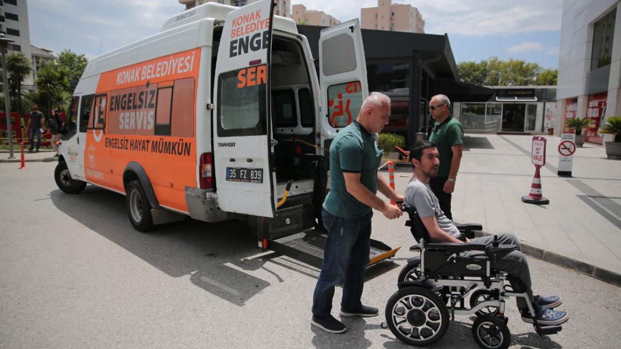 Konak Belediyesi hastalara ücretsiz servis hizmeti sağlıyor