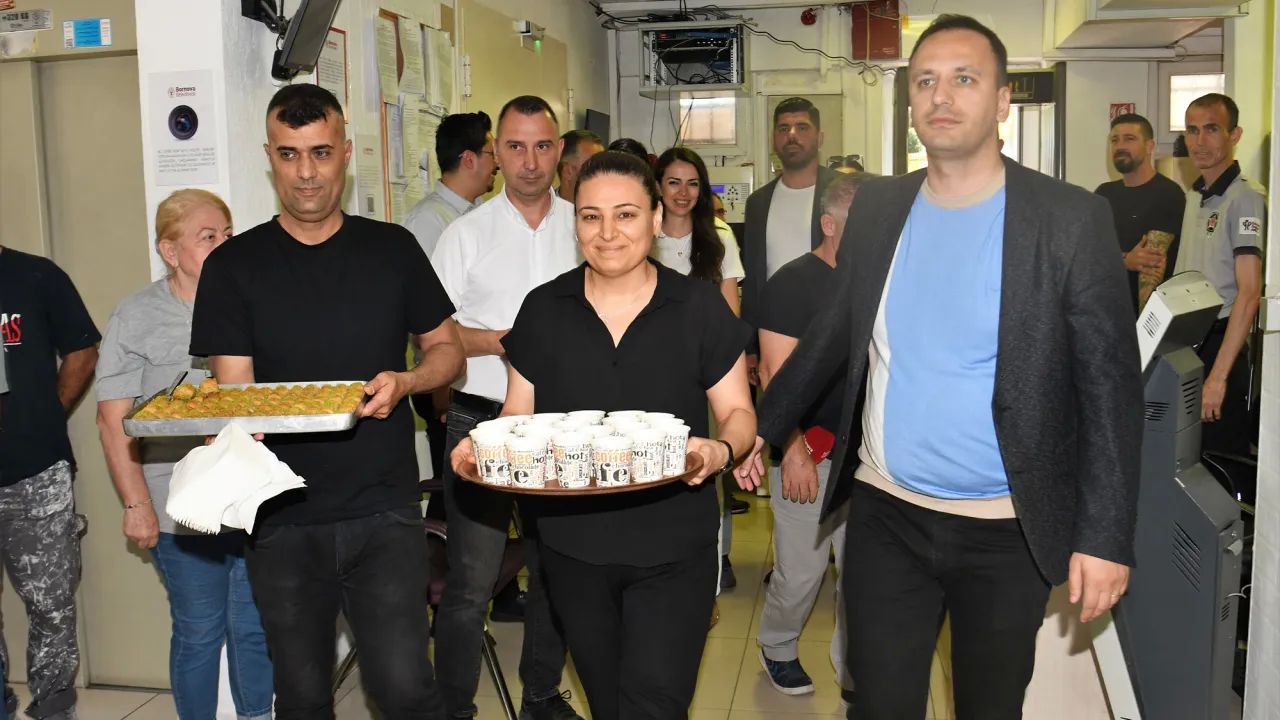 Başkan Ekşi vergi dairesi personellerine baklava ve limonata ikram etti