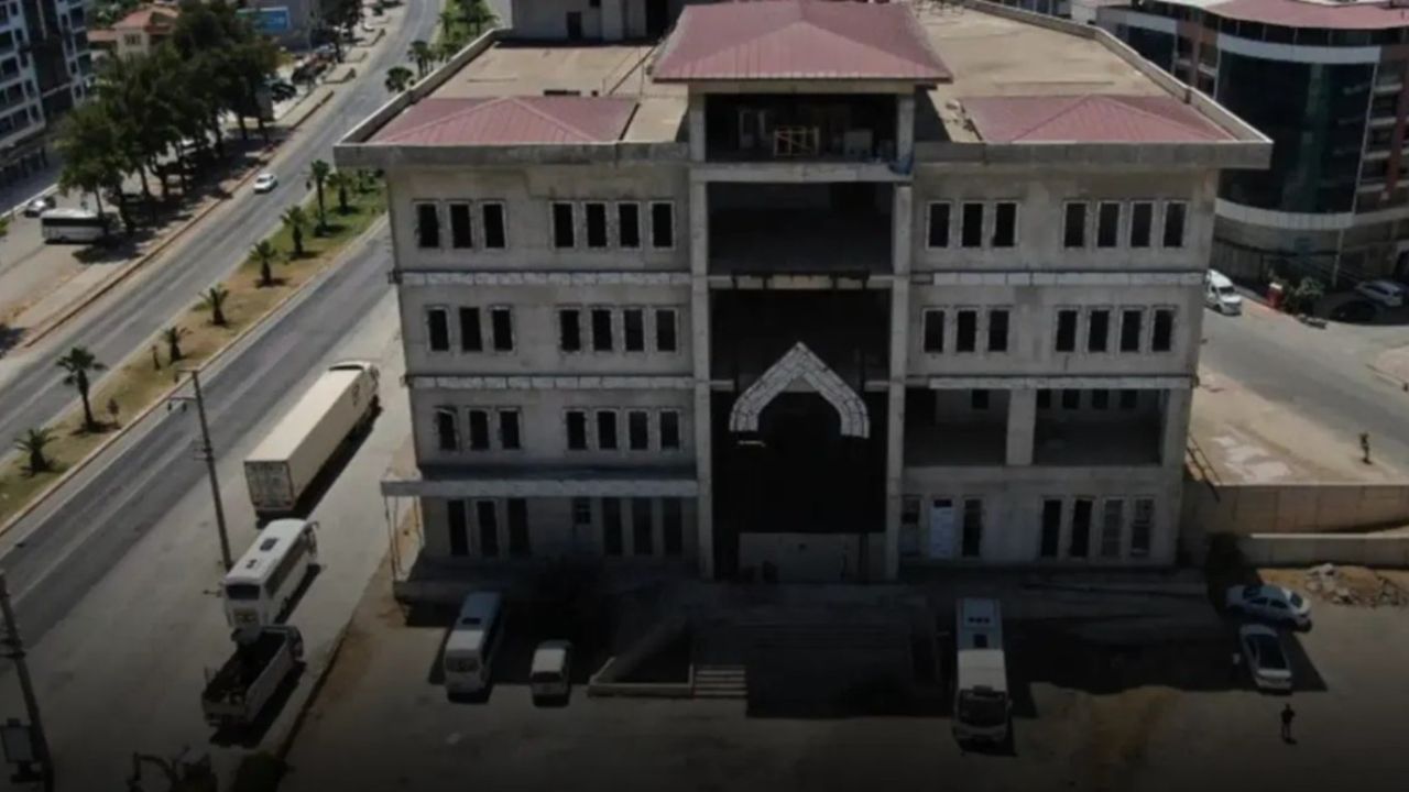 İzmir'de inşası yarım kalan belediye binası hırsızların uğrak yeri oldu