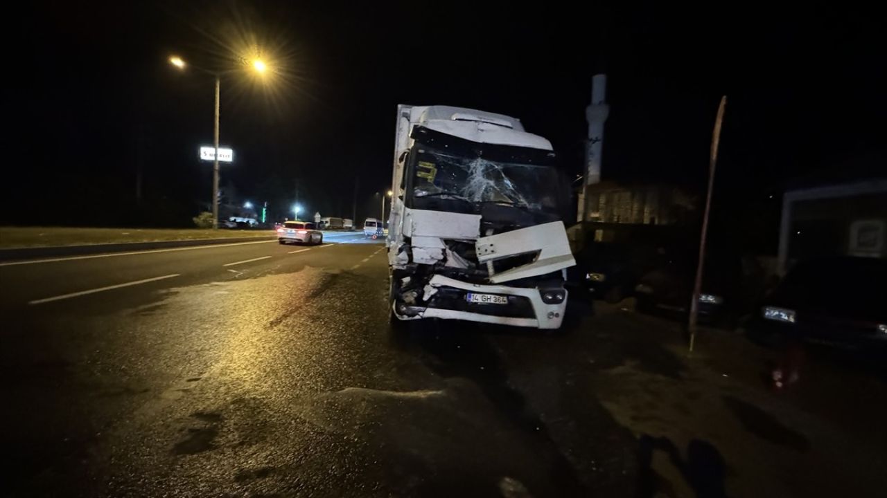Bolu Dağı'nda Freni Tutmayan Tır Taksiye Çarptı, 1 Yaralı