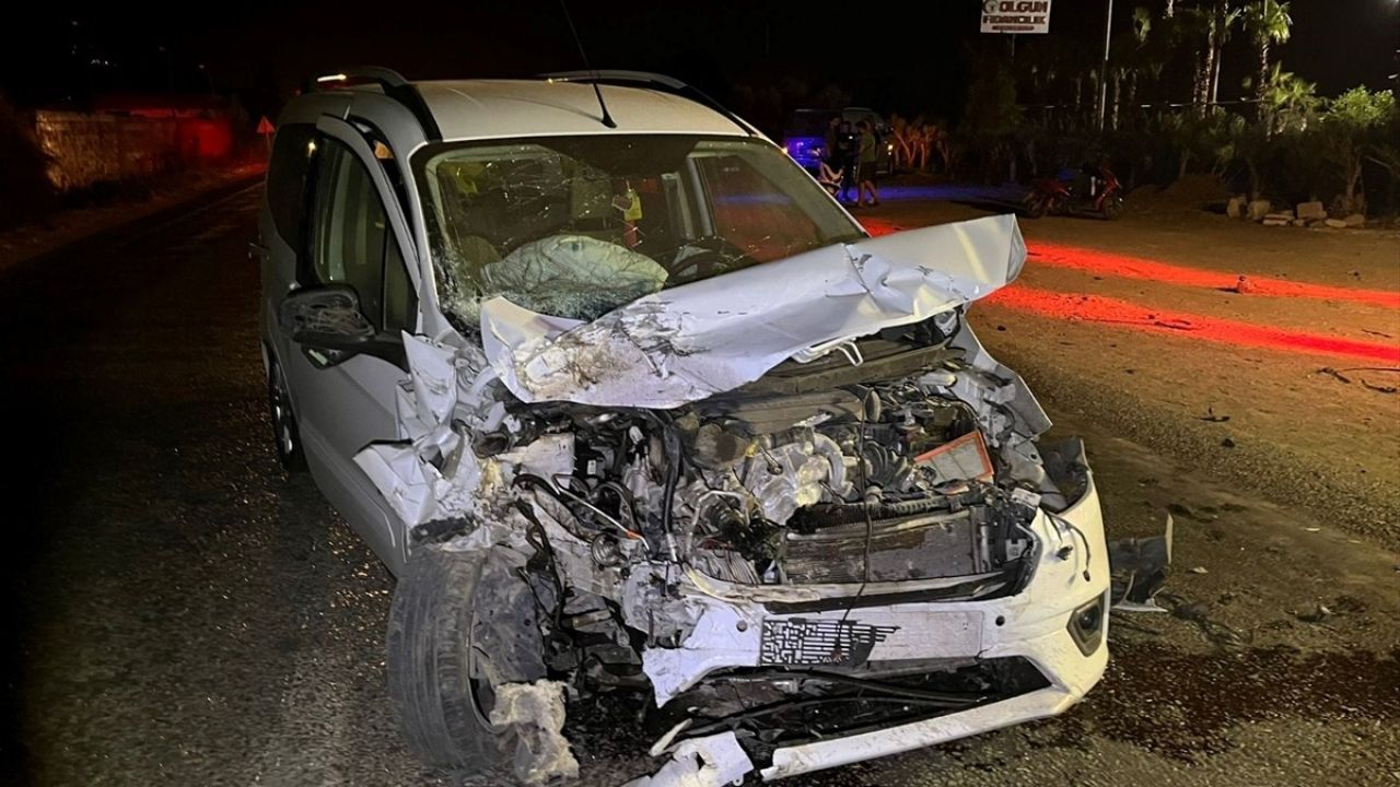 İzmir'de Ticari Araç ve Otomobil Çarpıştı: 5 Yaralı