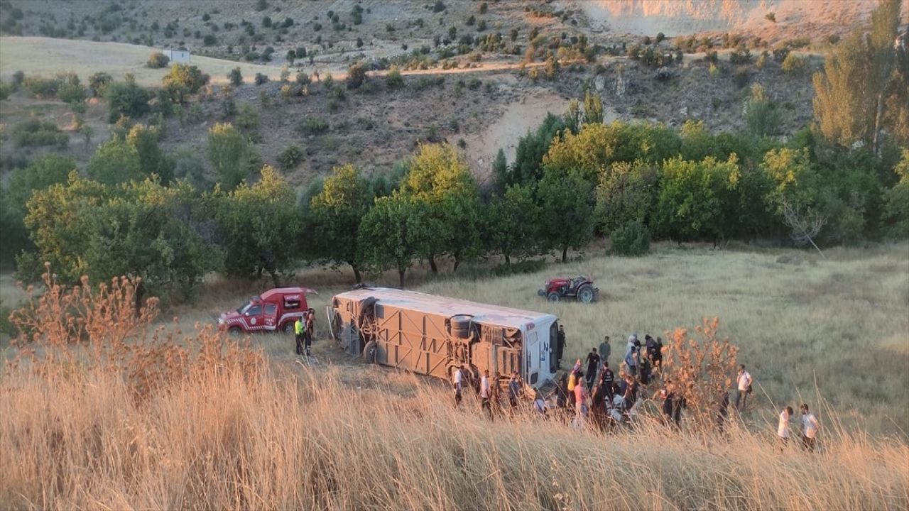 Malatya'da Yolcu Otobüsü Devrildi: 11 Yaralı